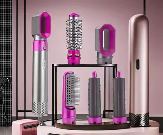 Il nostro Phon 5 in 1 è il tuo nuovo alleato per una piega impeccabile ogni giorno.
Grazie ai suoi 5 accessori intercambiabili ,potrai asciugare , lisciare ,arricciare e volumizzare i tuoi capelli in pochi minuti.
PERCHE' SCEGLIERLO?
 con il phon 5 in 1 risparmi tempo e denaro 
E' perfetto per chi vuole un look versatile e senza stress , sia a casa che in viaggio.
